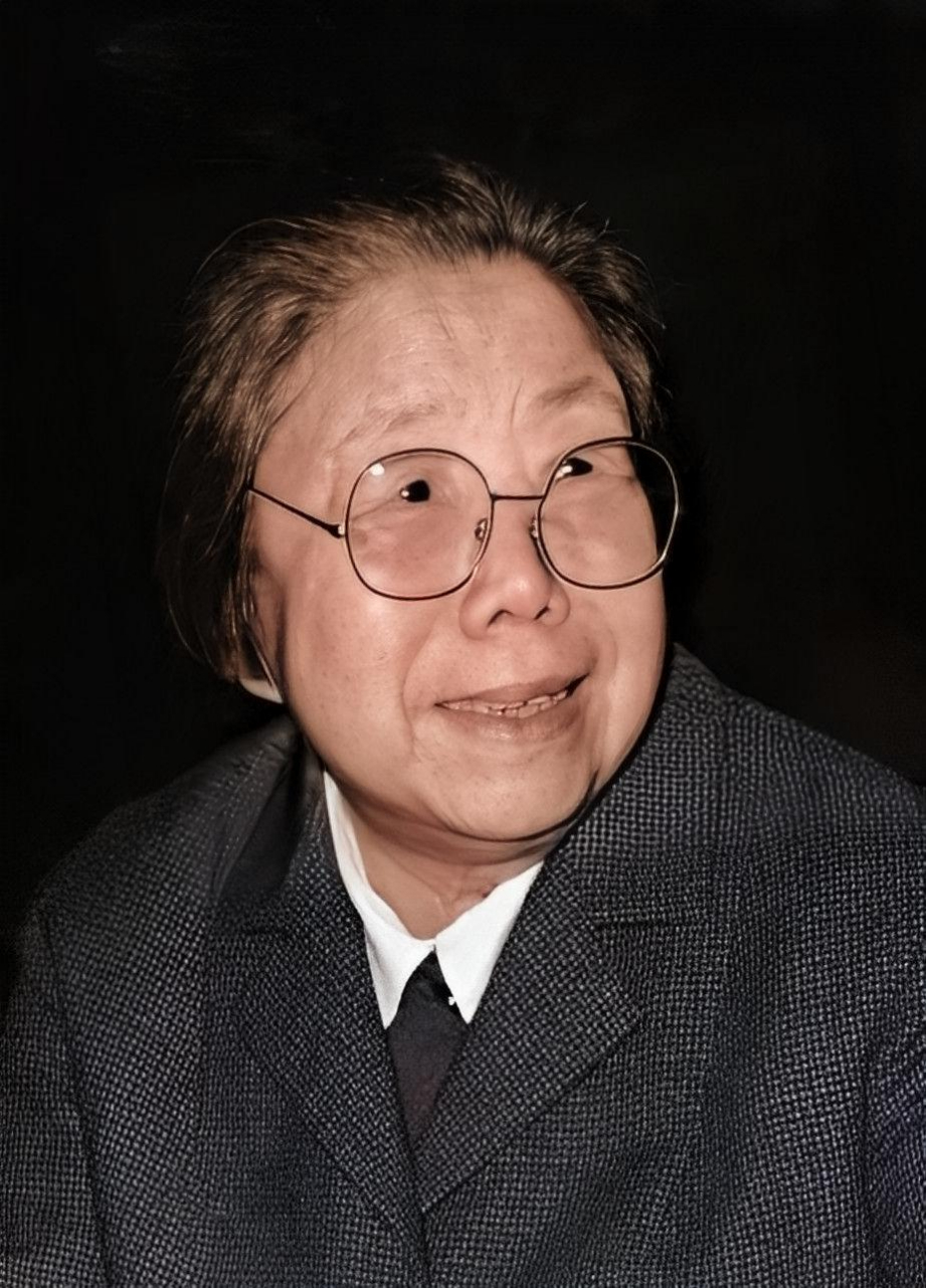 1939年,邓颖超,康克清和浦安修在陕北延安山合影.