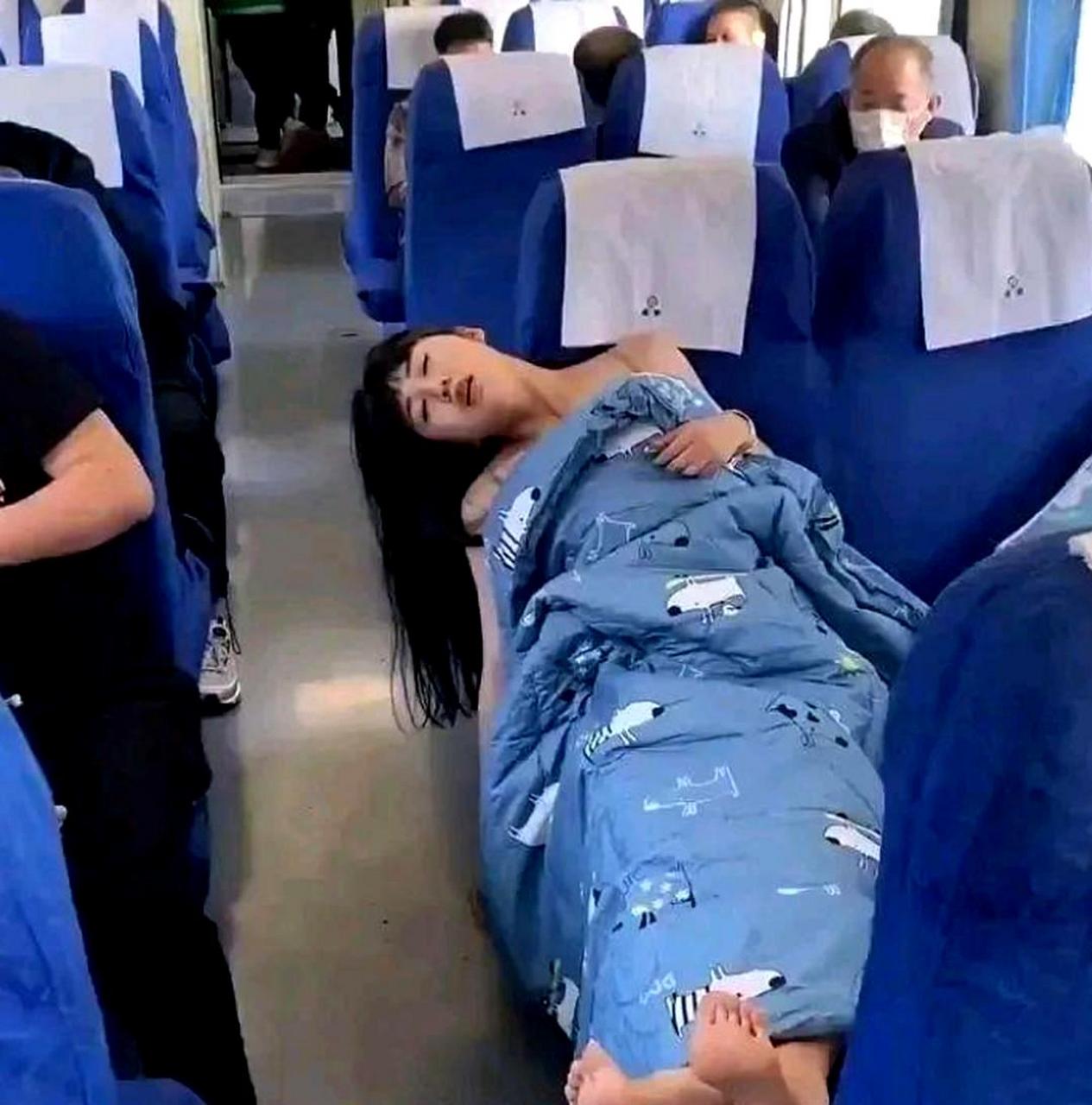 这位女士购买的是火车硬座,却睡得像软卧一样舒适