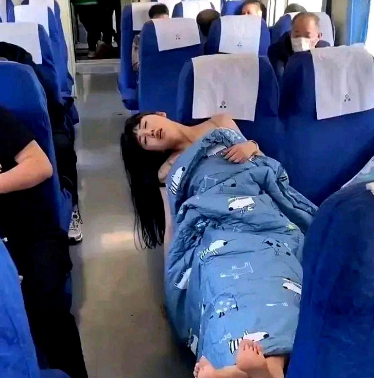 这位女士购买的是火车硬座,却睡得像软卧一样舒适.
