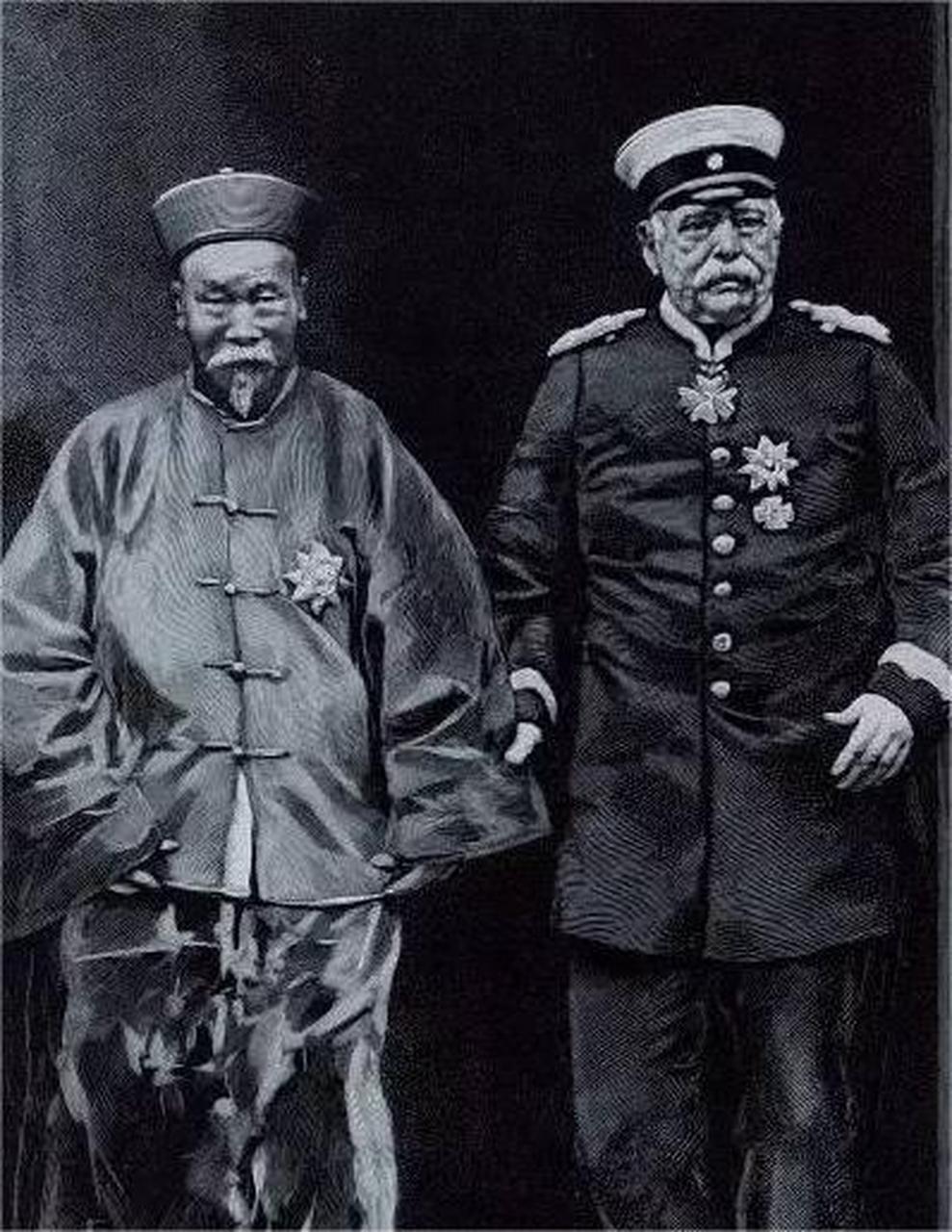 1896年,李鸿章73岁,与81岁的俾斯麦在德国留下了一张合影.