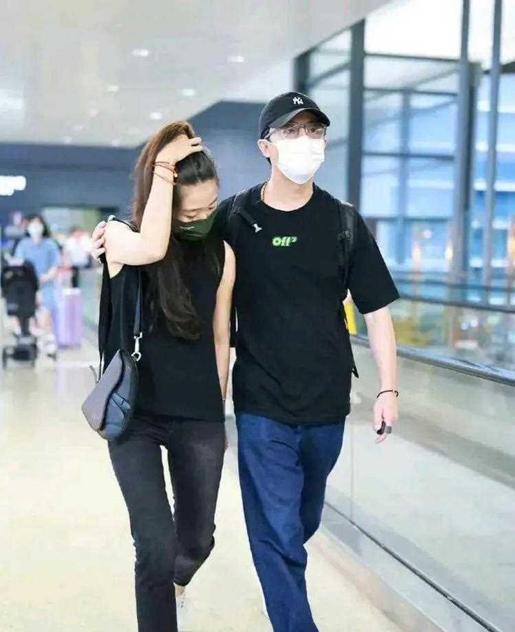 从他小心翼翼护女友的动作,就能看出黄轩对女友,是多么体贴入微,妥妥