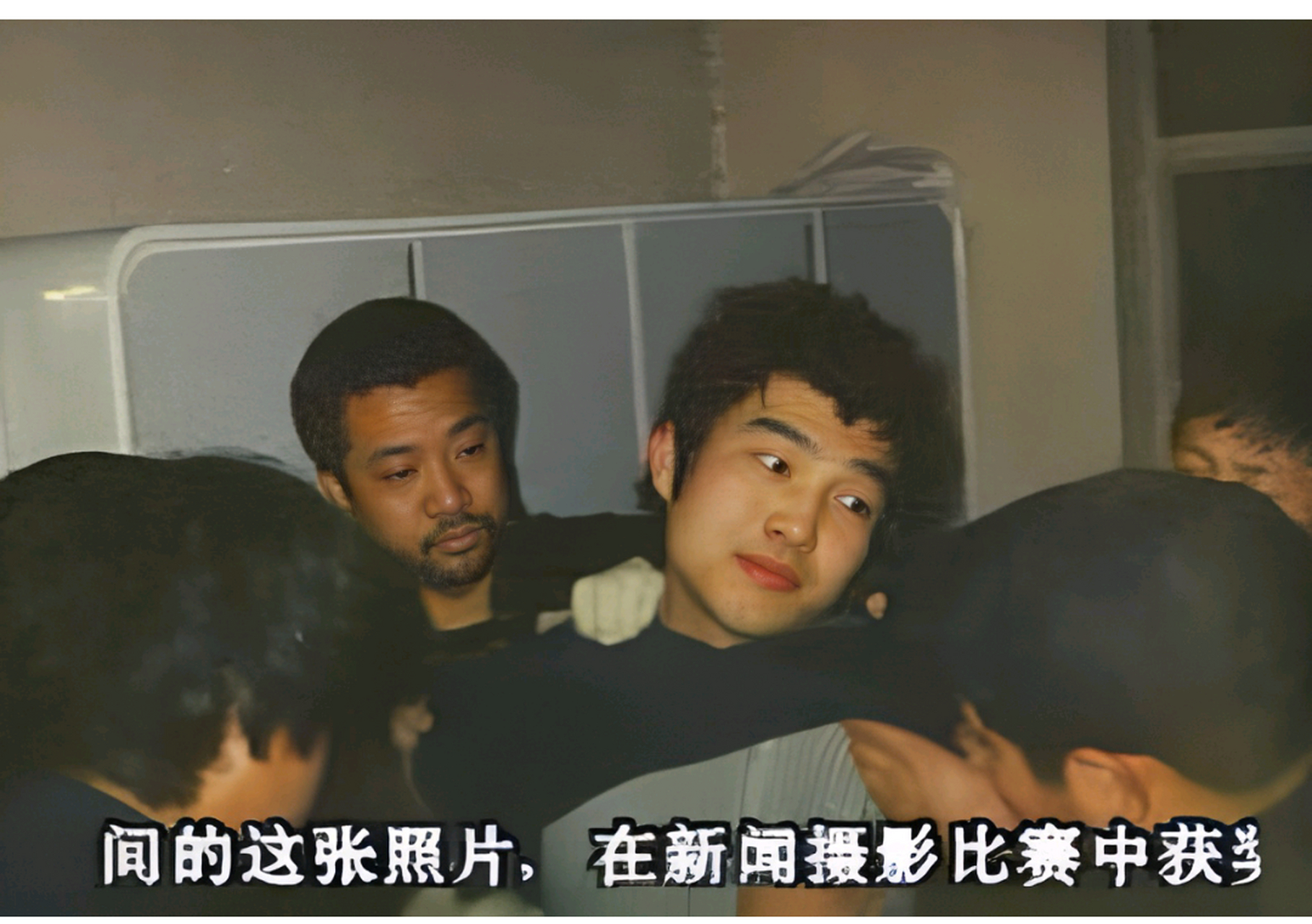 有一次他去一所学校闹事,看门的大爷不让他进门,就被魏振海砍了数刀