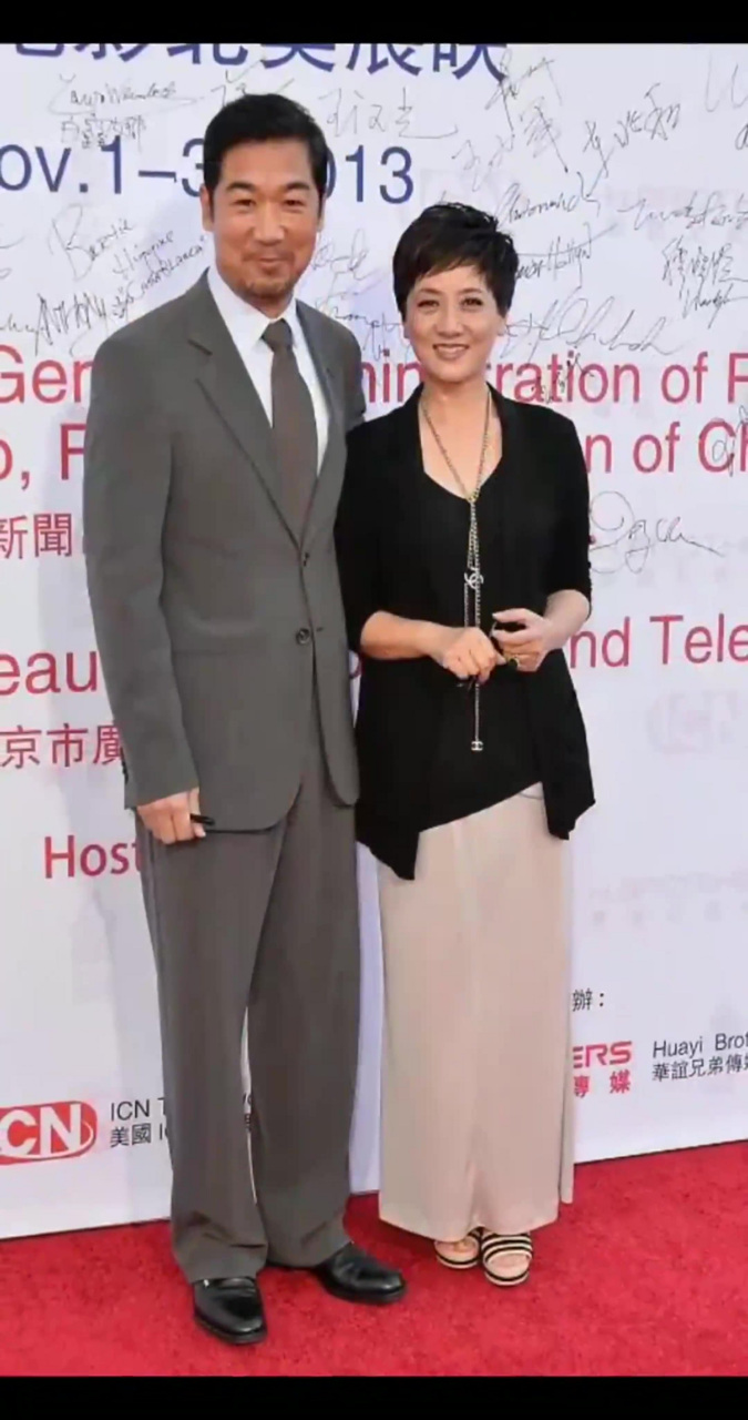 张国立老婆美得低调,穿黑西装配液体裙,站在其他明星身边也不输