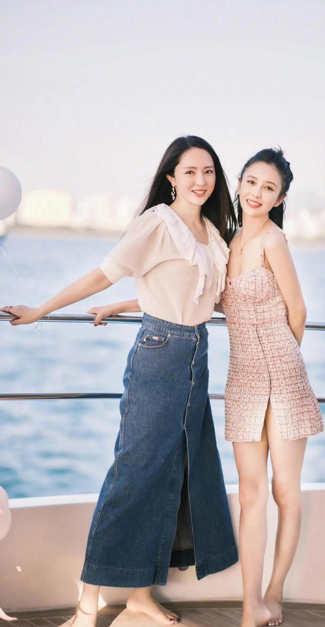 佟丽娅与董璇合照,俩人都是高颜值美女,气质,颜值都不分上下!