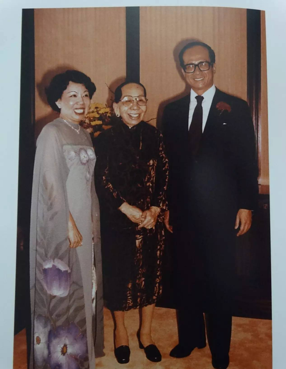 四十多年前拍摄的,内容是李嘉诚和他的母亲庄碧琴以及妻子庄月明合影!