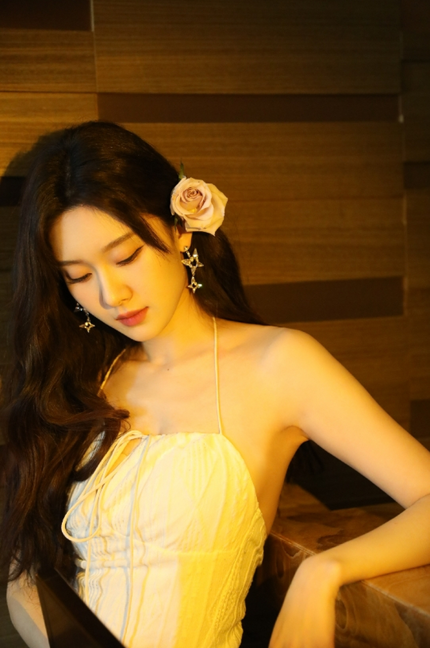 清新甜美,明艳动人的#王子璇# 雪肤玉貌,身材窈窕,香肩玉背,性感妩媚