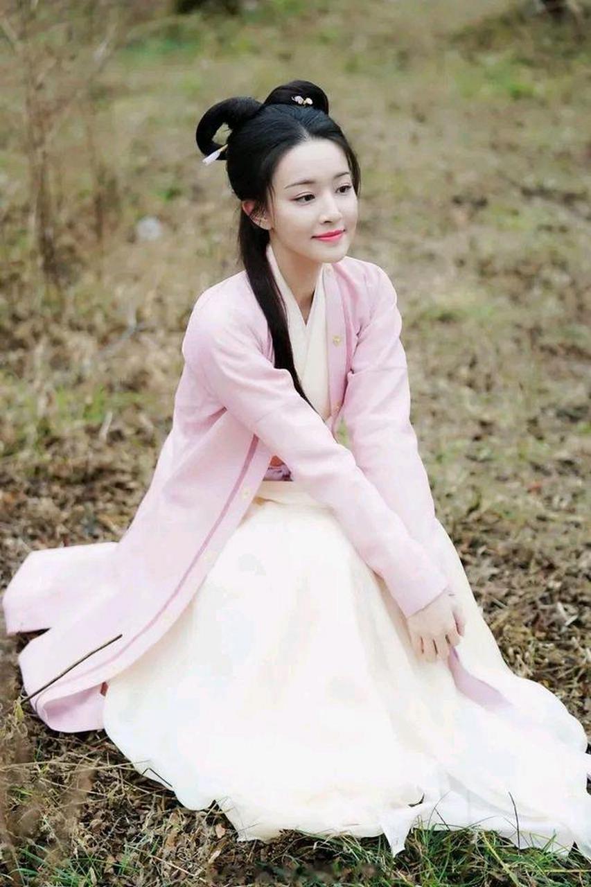 童星出道的梁婧娴,柔美中带着一些恬静,美的清新脱俗