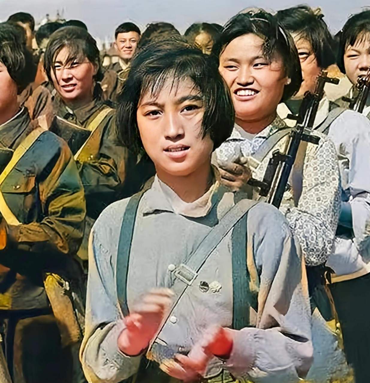 60年代的上海女民兵,这些姑娘们留着齐耳,精神焕发.