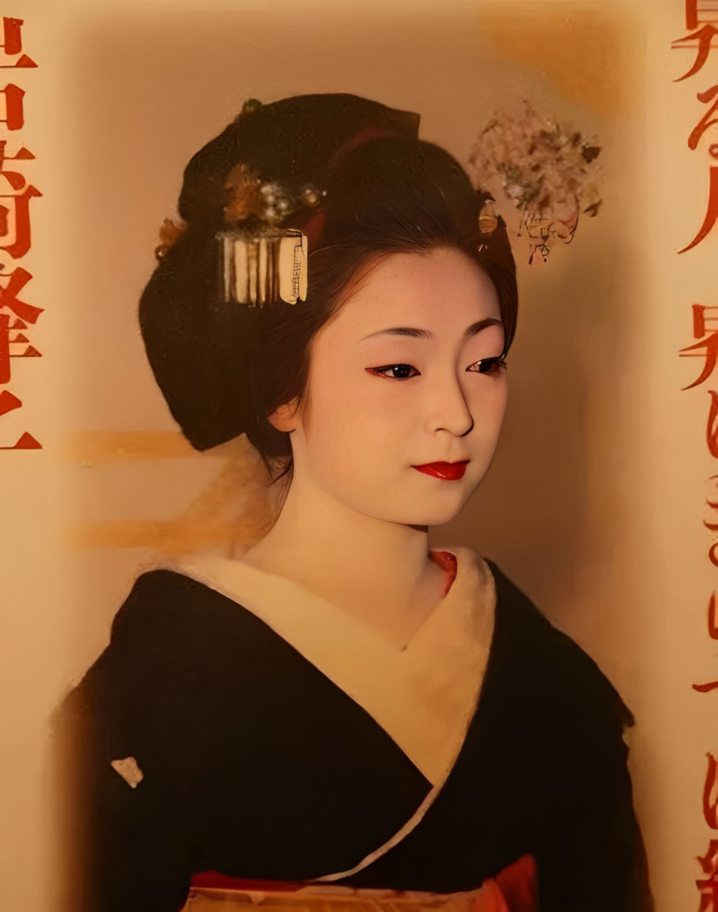 图为日本国宝级艺伎岩崎峰子.她精通韵律,舞蹈,茶道,礼仪.
