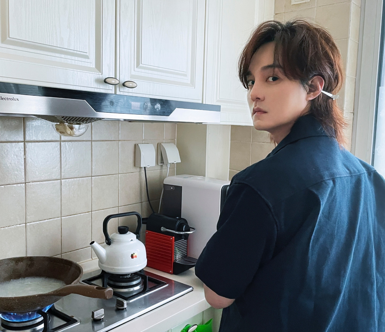 吐槽尹正瘦身太过逐渐姨化 但是尹正工作室新更新的这张照片很帅诶