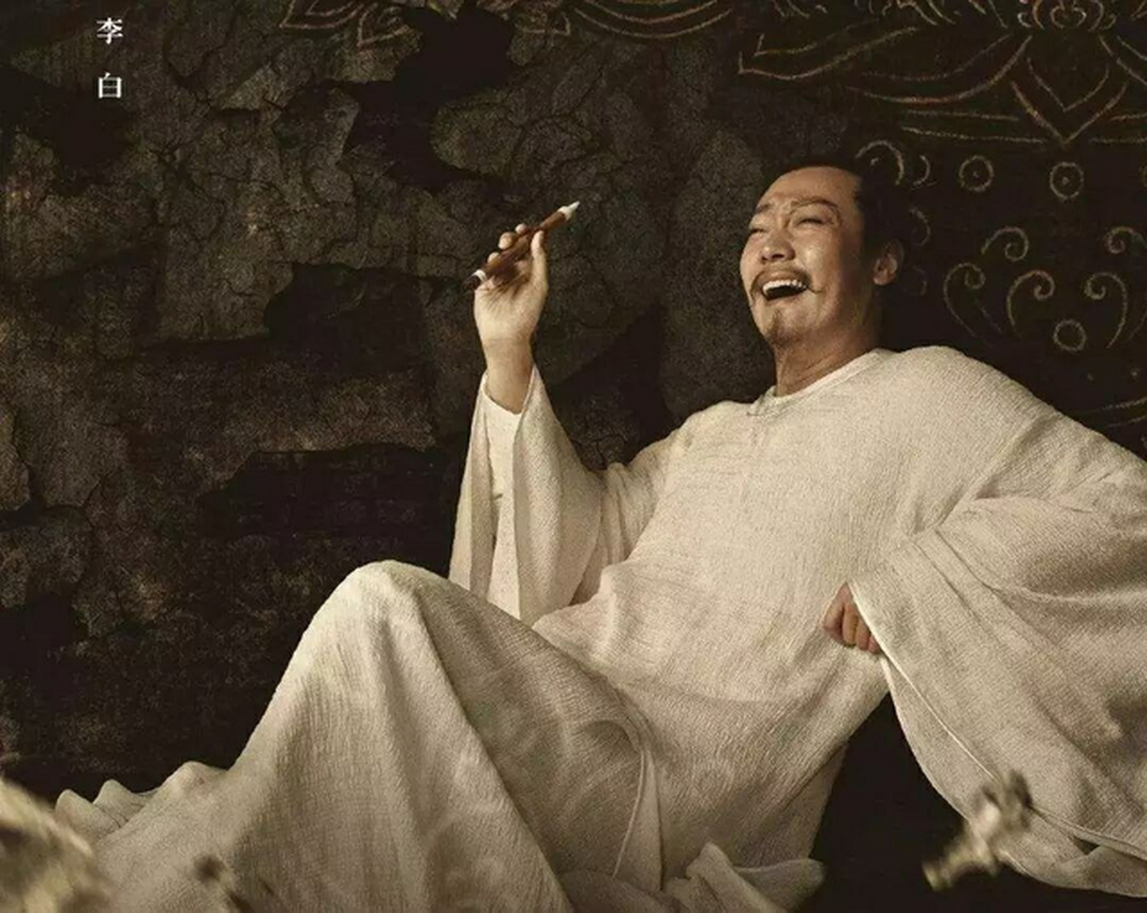 课堂上,"流氓教授"正讲得眉飞色舞,女生突然问:李白一辈子游山玩水,钱