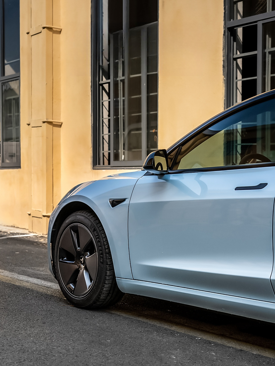 特斯拉的新衣:马卡龙爵士蓝的甜美与酷炫交融  马卡龙爵士蓝,这是一种