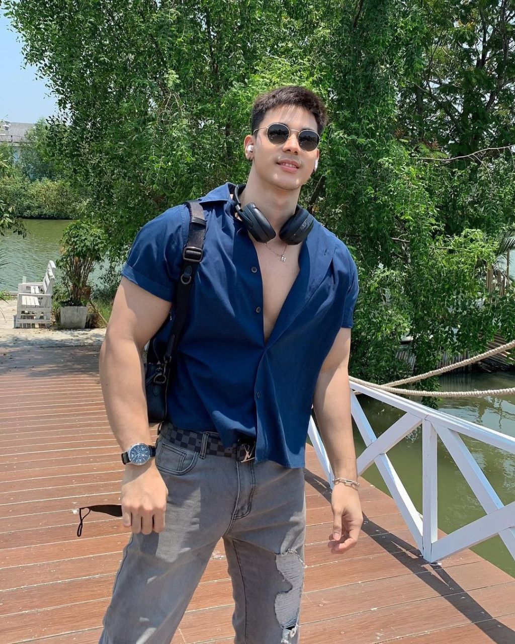 这是一位来自泰国的帅哥,今年28岁.他的英文和中讲的非常好,而且他很