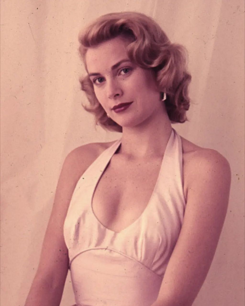 拥有金色卷发的格蕾丝凯莉,眼眸里流转着温柔与精致,她的美大气而平和