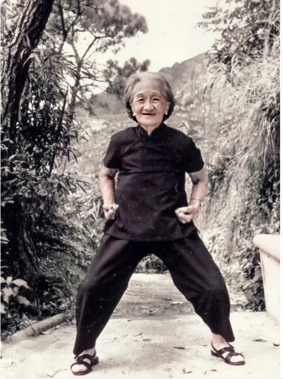 这是一张莫桂兰在1972年扎马步的照片,她是黄飞鸿的妻子,也是"十三姨"