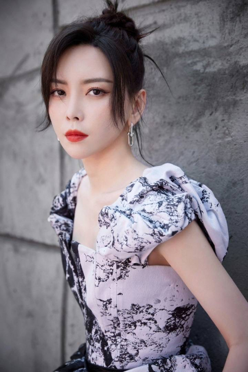 转发3张图片,这位女明星真的很漂亮,这样的艺人,应该符合大多数人的