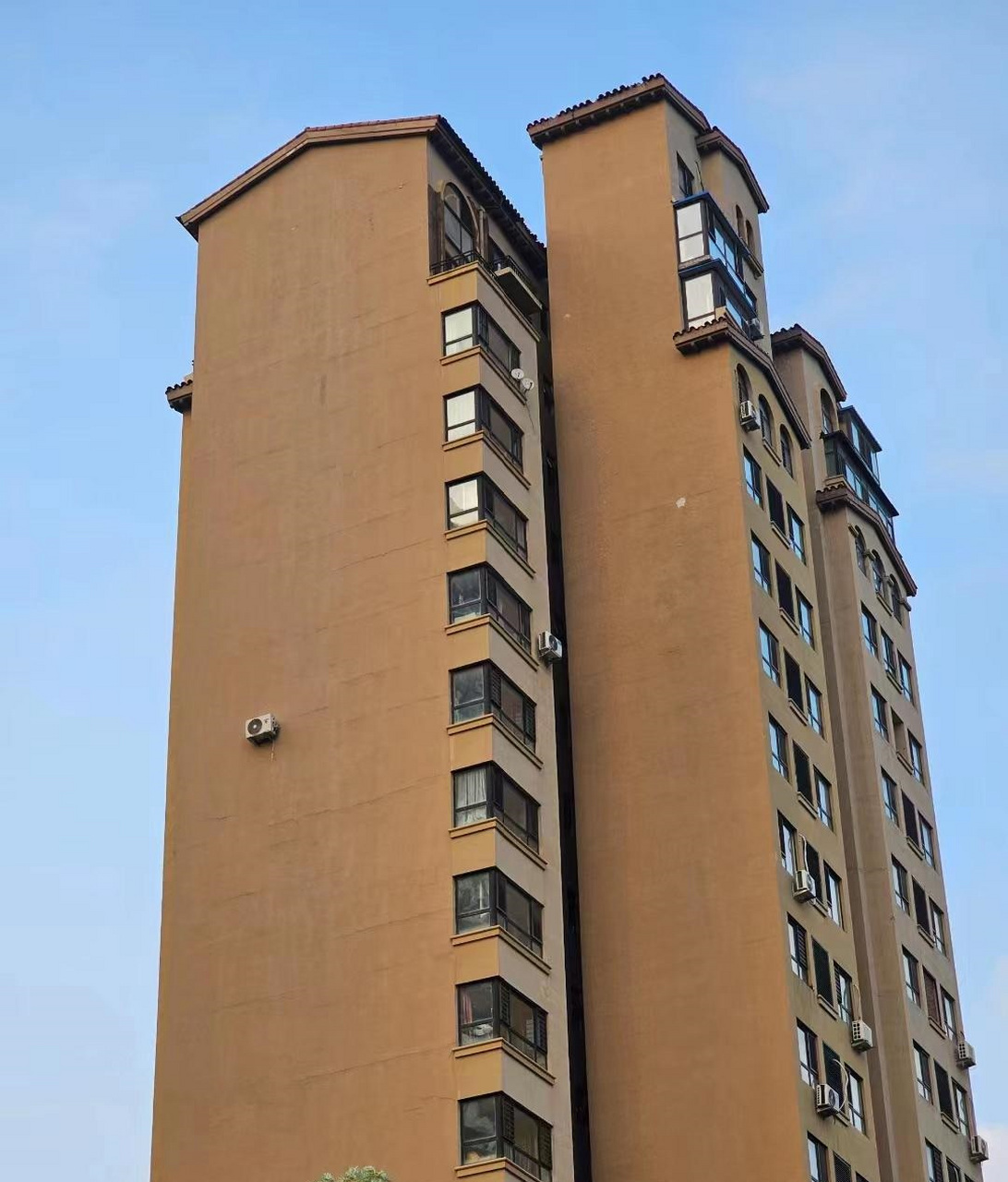 发现了一座颜色别致的住宅楼,咖啡色的外墙,让人不禁感到十分奇怪!