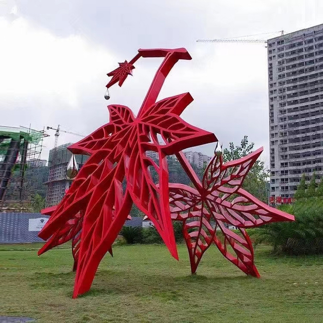 红色石榴雕塑是一种寓意深刻的雕塑作品,它通常用来象征团结,和谐和