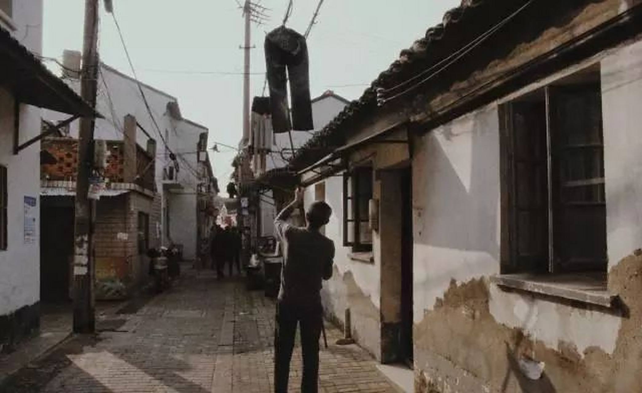 图为1994年的苏州学士街,学士街是以明代大学士王鏊府第在此而得名.