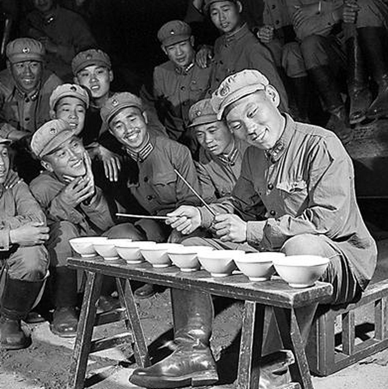 历史老照片: 照片一,上世纪五十年代,部队里正在开展文化活动时的留影