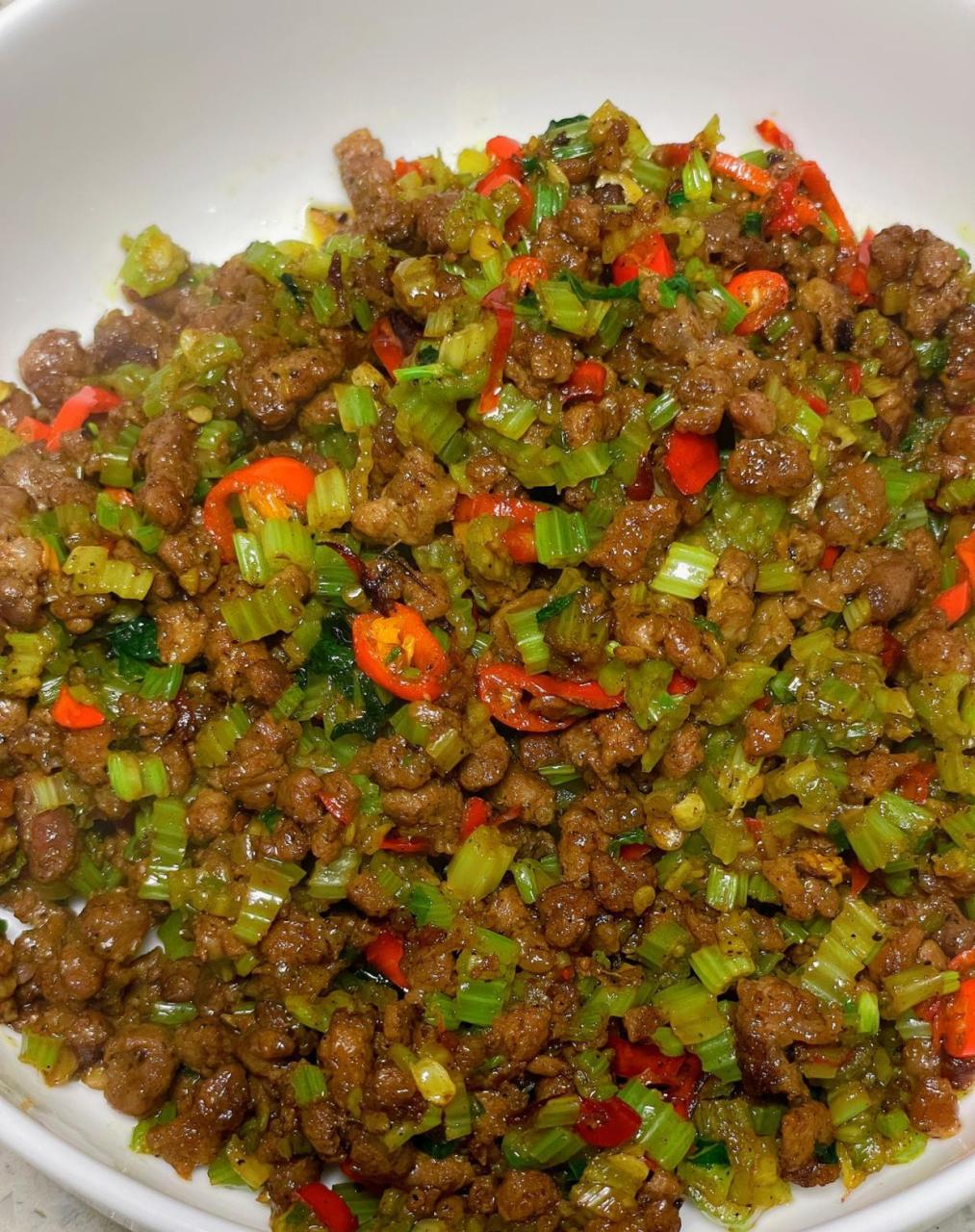 芹菜牛肉沫姜蒜小米辣 调料:生抽老抽料酒蚝油黑胡椒粉盐 1