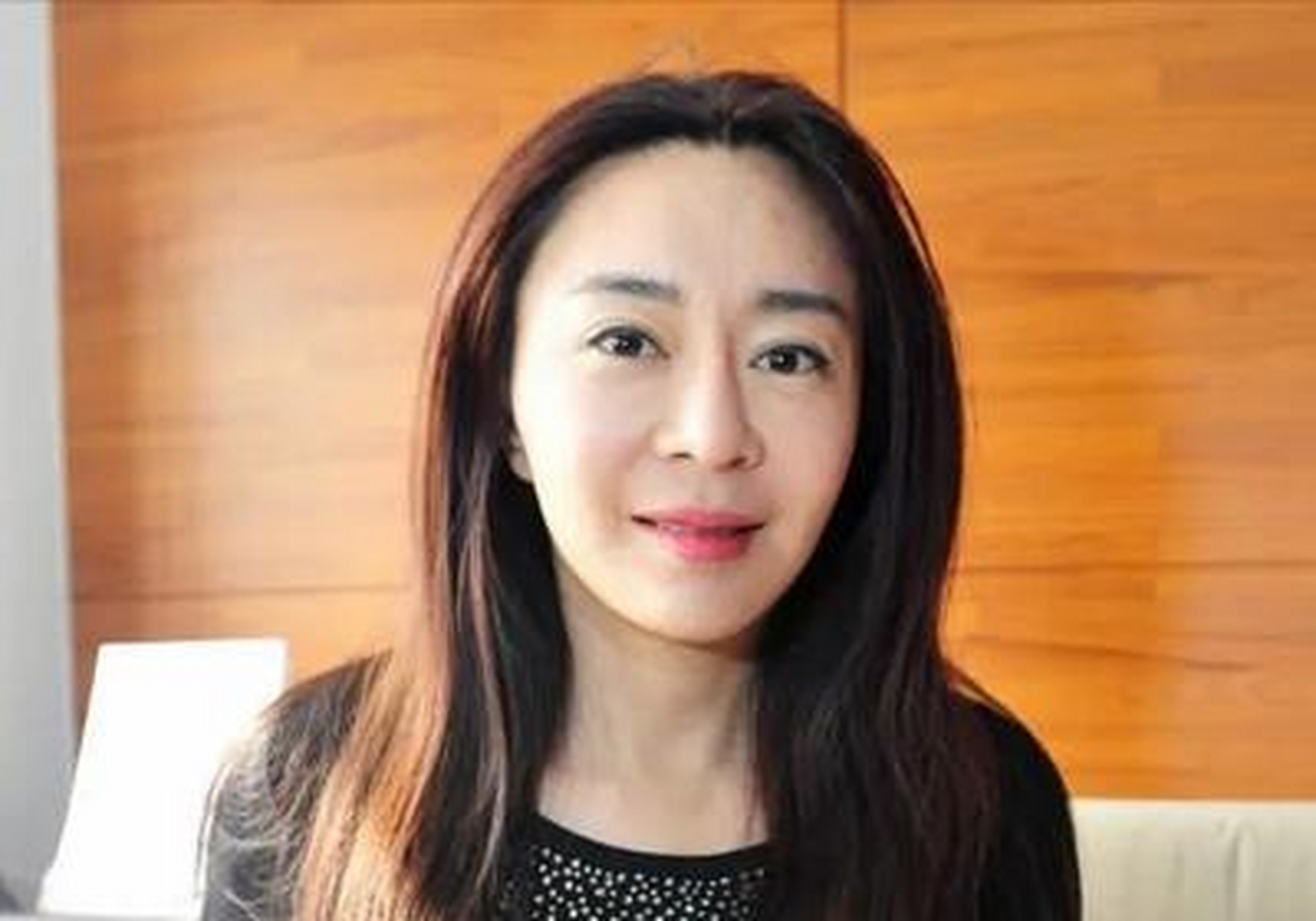 刘德华前女友喻可欣,身穿红色吊带裙撞脸六小龄童,长发披肩,浓眉大眼