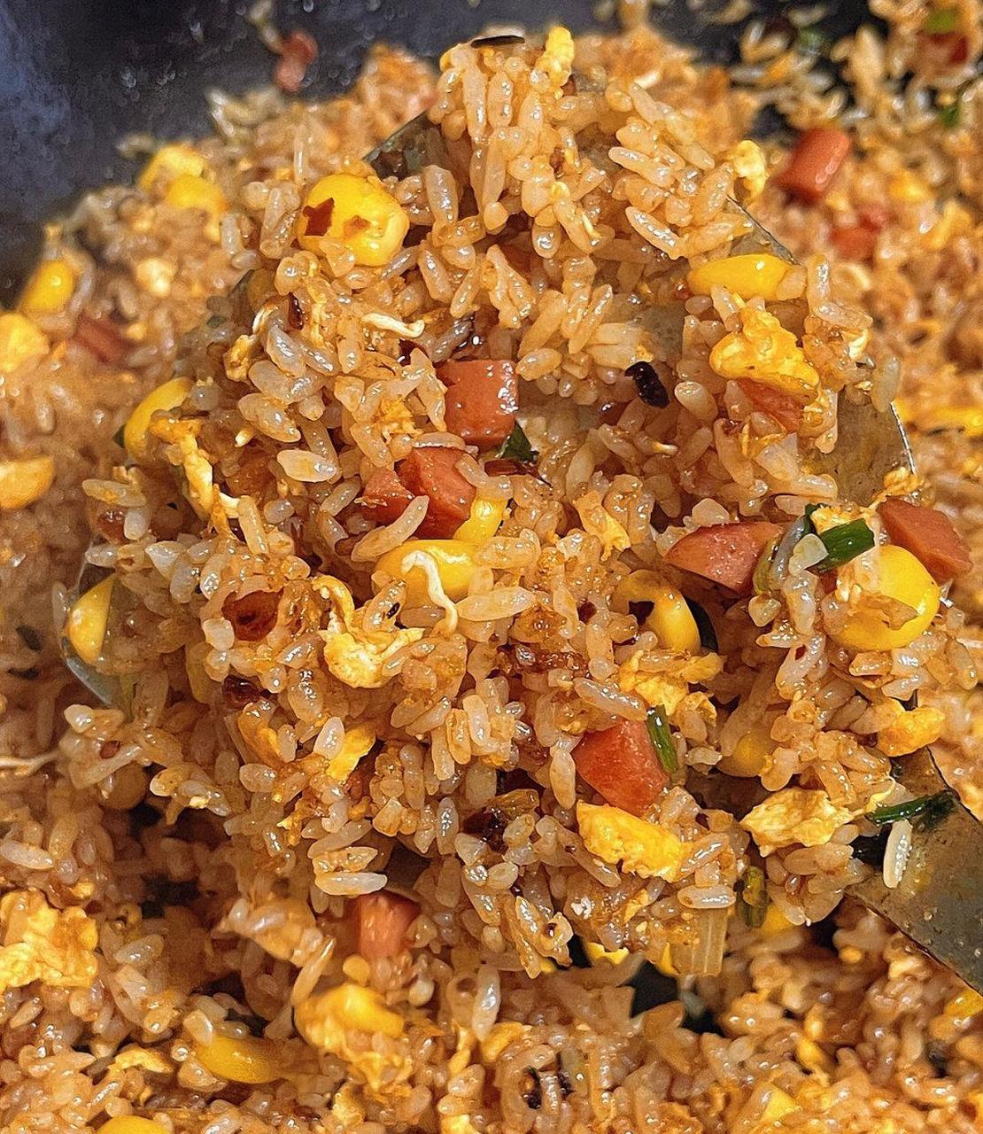 老干妈炒饭,又香又好吃 准备食材:剩米饭,熟玉米粒,火腿肠,葱,老干妈