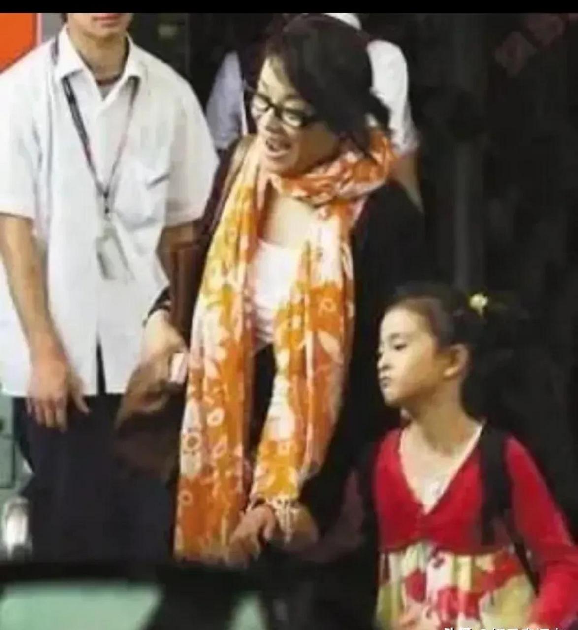 毛阿敏的一双儿女也长大了,17岁的女儿有点像混血,一点也不像毛阿敏