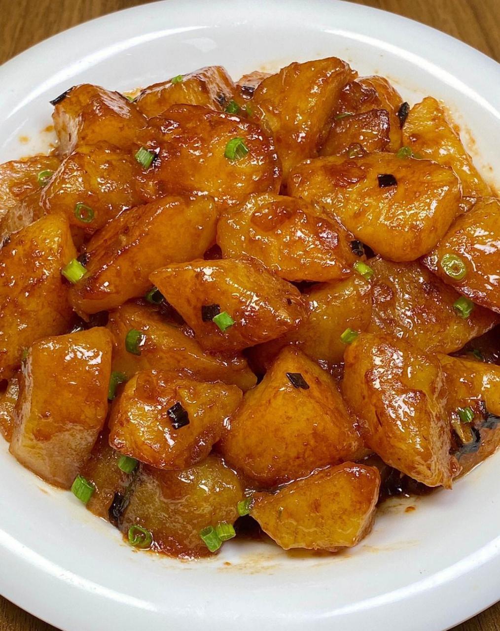 今日份红烧土豆,外酥里糯,酱汁裹着土豆块泰香啦[色色r]每次做了米饭