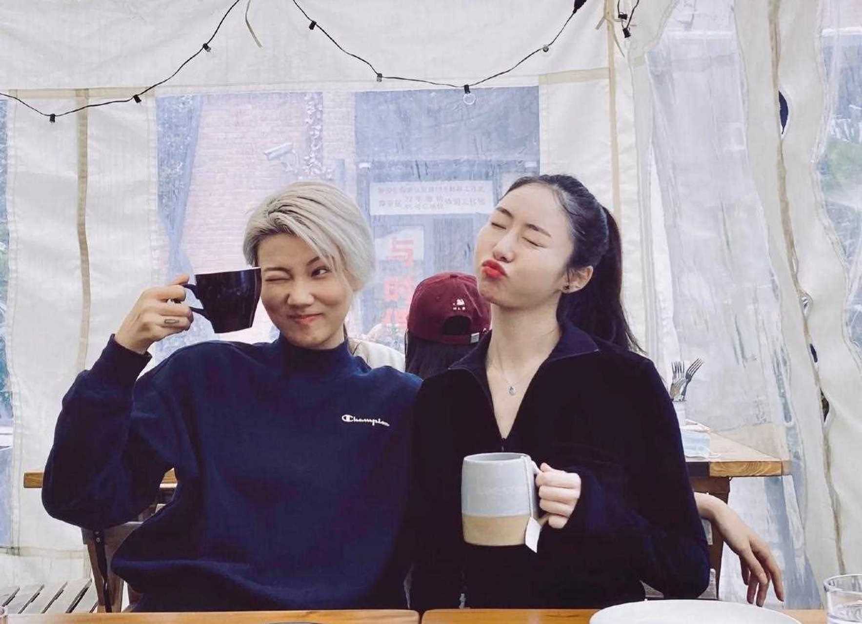 陈露跟这个闺蜜王萌,两个人的关系也是很奇怪,王萌的社交平台,三条里