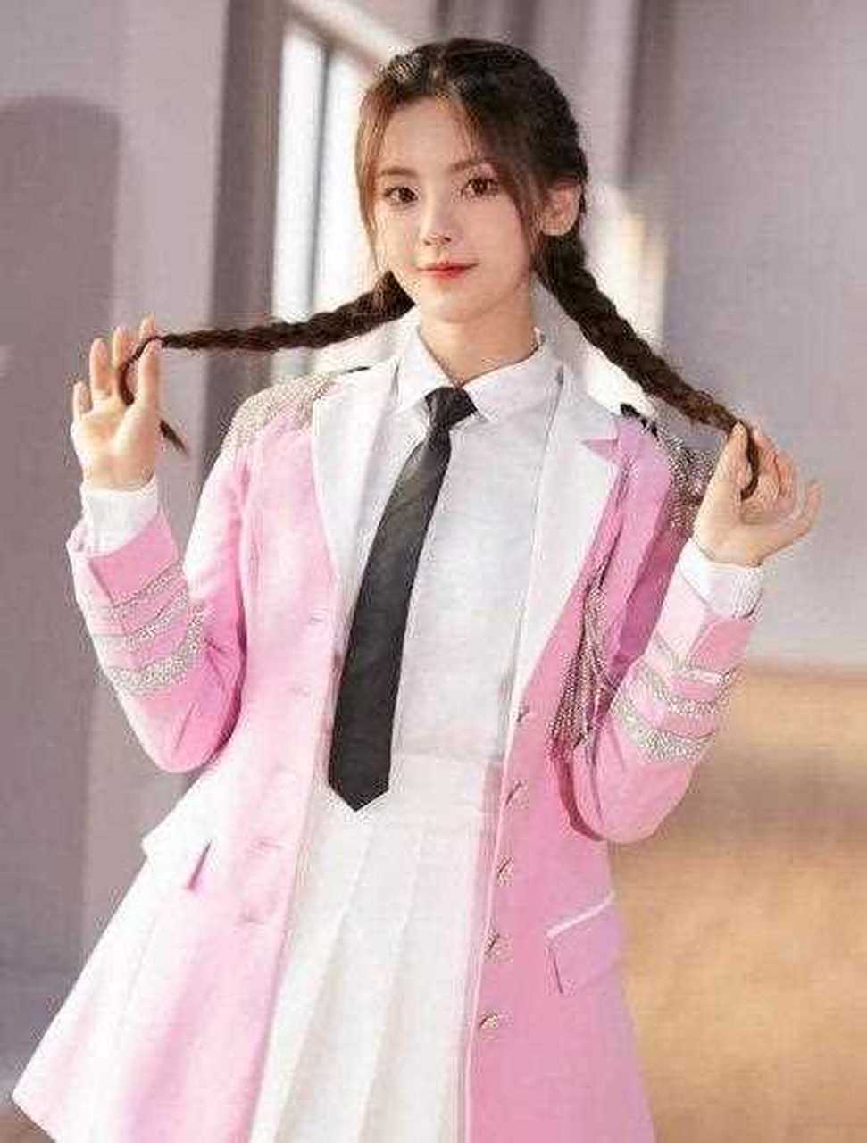 【杨超越穿白色卫衣,自拍时搞怪卖萌,青俏皮可爱十足】 的众多穿搭单