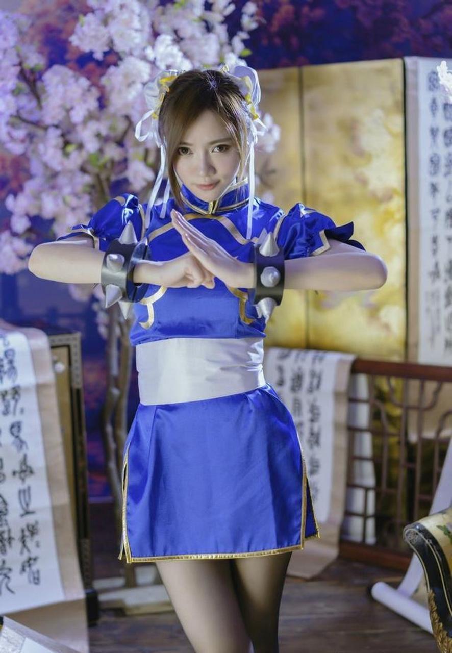 时尚自拍:美女小姐姐cosplay街霸春丽,白靴大长腿真吸睛
