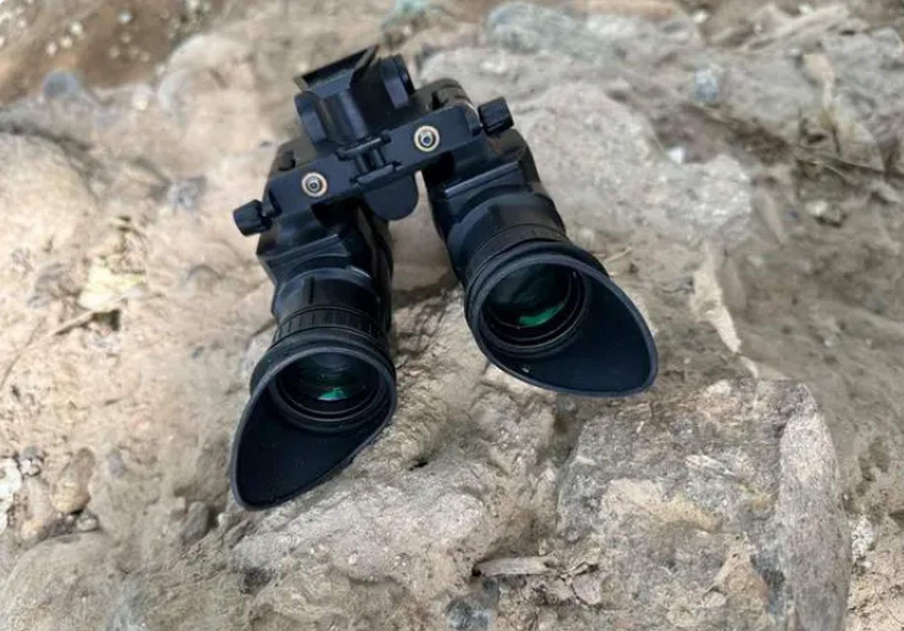 美军现役型号推荐,这是一款国产版本的pvs31双目双筒夜视仪,它的外壳