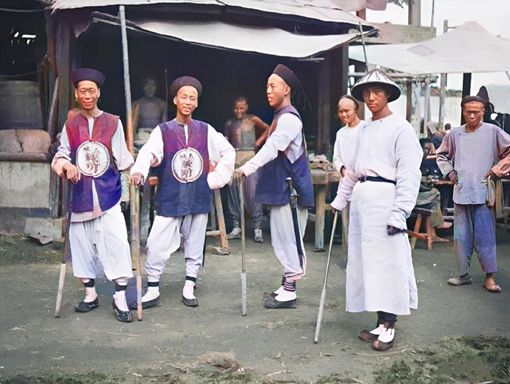 绿营兵和八旗兵都是清朝的正规军,但绿营兵的待遇远远比不上八旗兵.