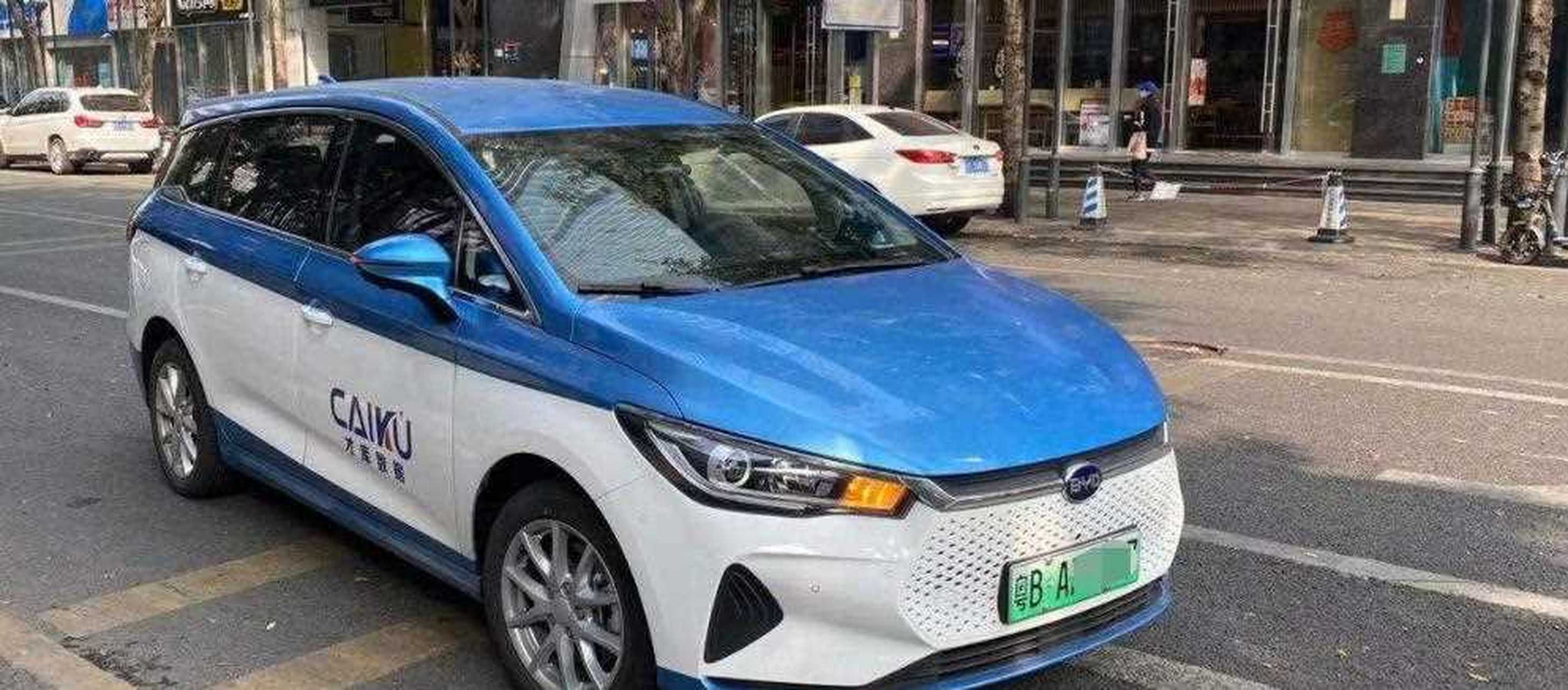 众所周知,深圳出租车是比亚迪e6,这么多年的运营成为深圳街头巷尾的一