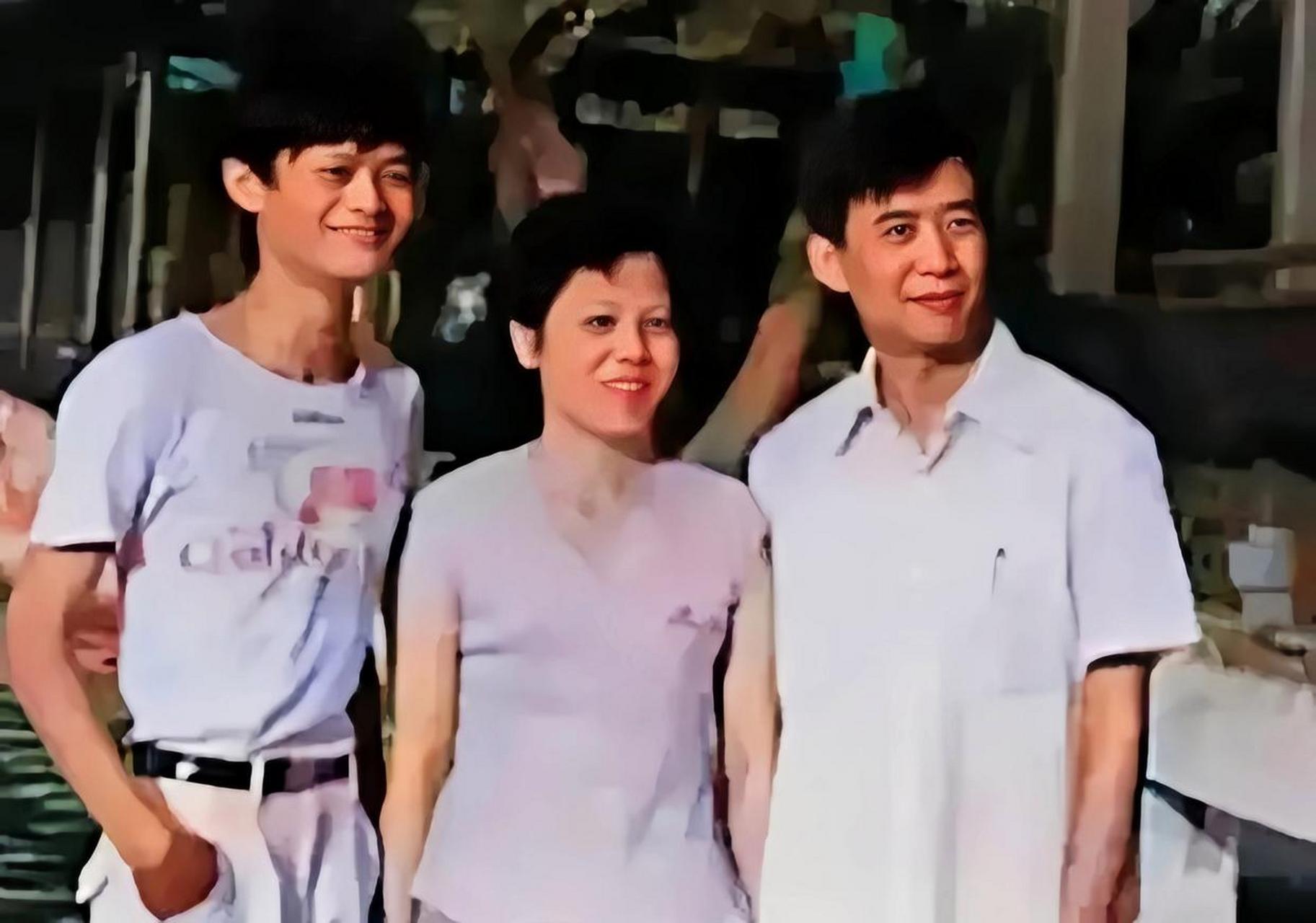 80年代,马云少年时期与父亲马来法,母亲崔文彩的一张合影,照片中马云