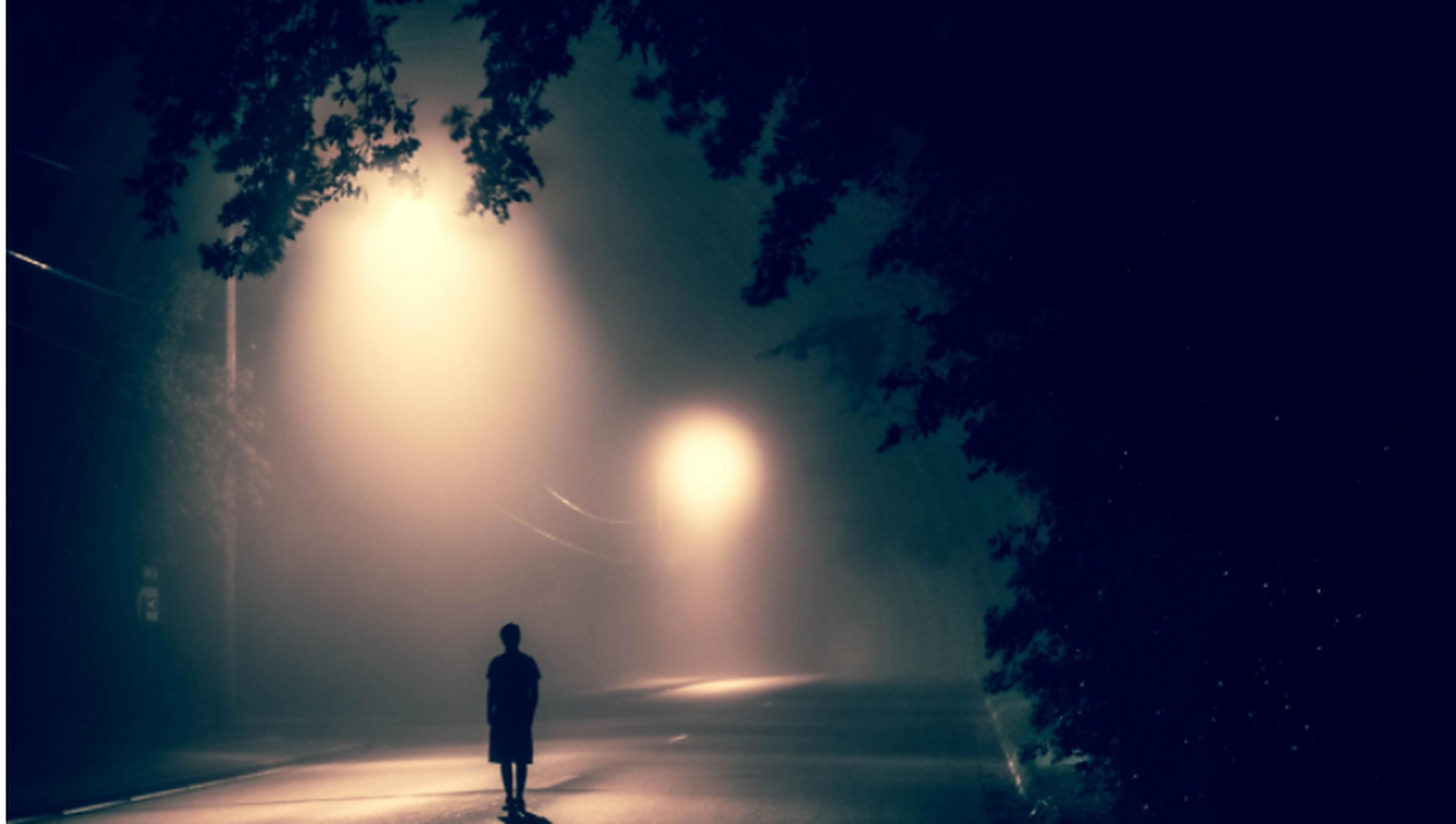 是看着梦被现实拦阻  独自穿行在城市的路  喝醉的样子那么无助