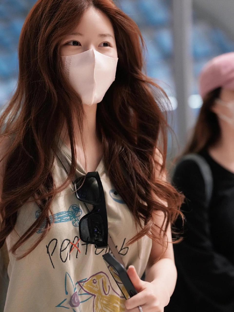 素颜皮肤状态好好  赵露思泰国出发成都 回国了 素颜现身机场,状态好