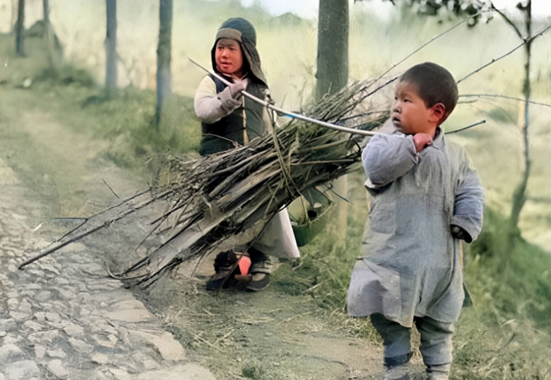 1935年,兩個小男孩抬著一捆柴火往家裡走.