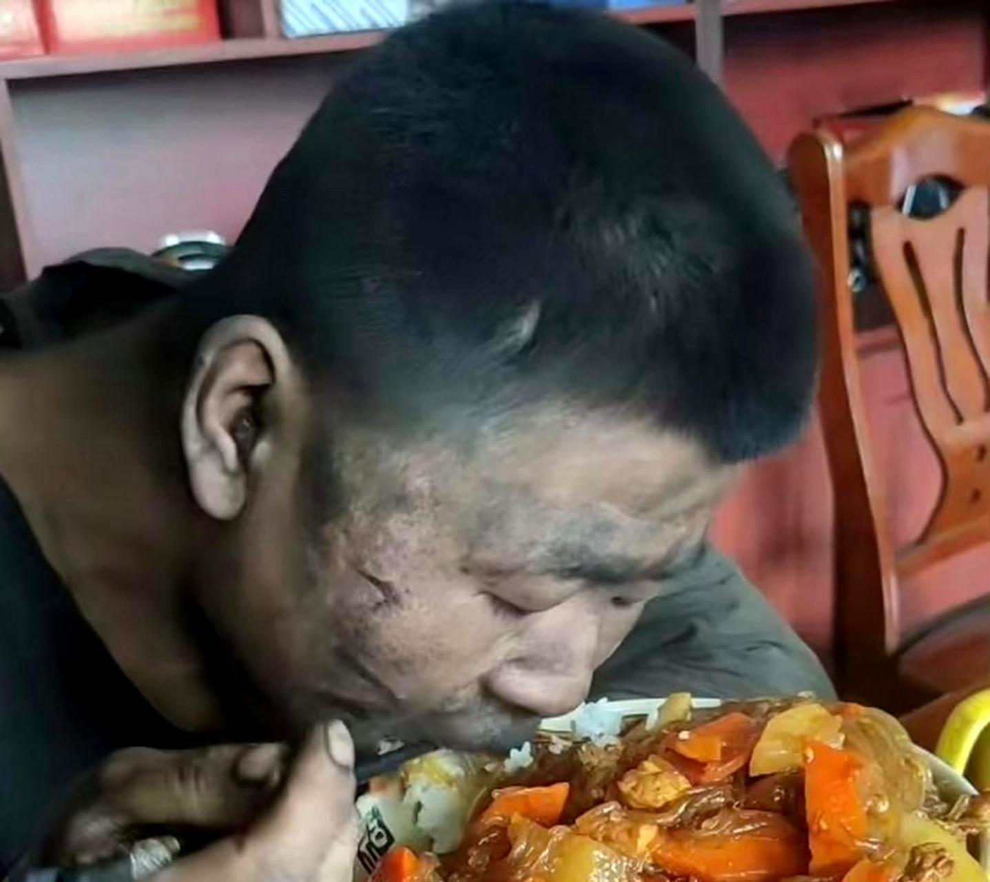 尽管农民工的生活艰辛,但我认为在进餐前先洗手洗脸是必要的.