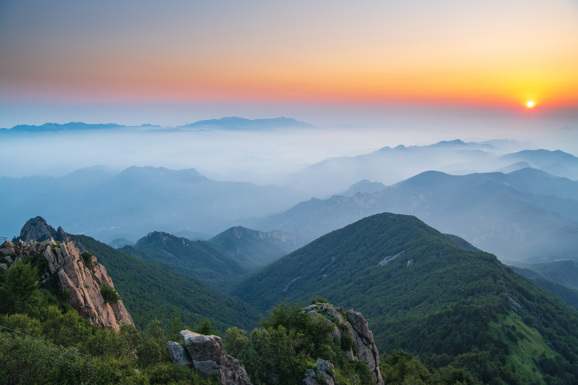 距离北京不远,交通方便的河北雾灵山景区,是夏日的度假好地方,深受