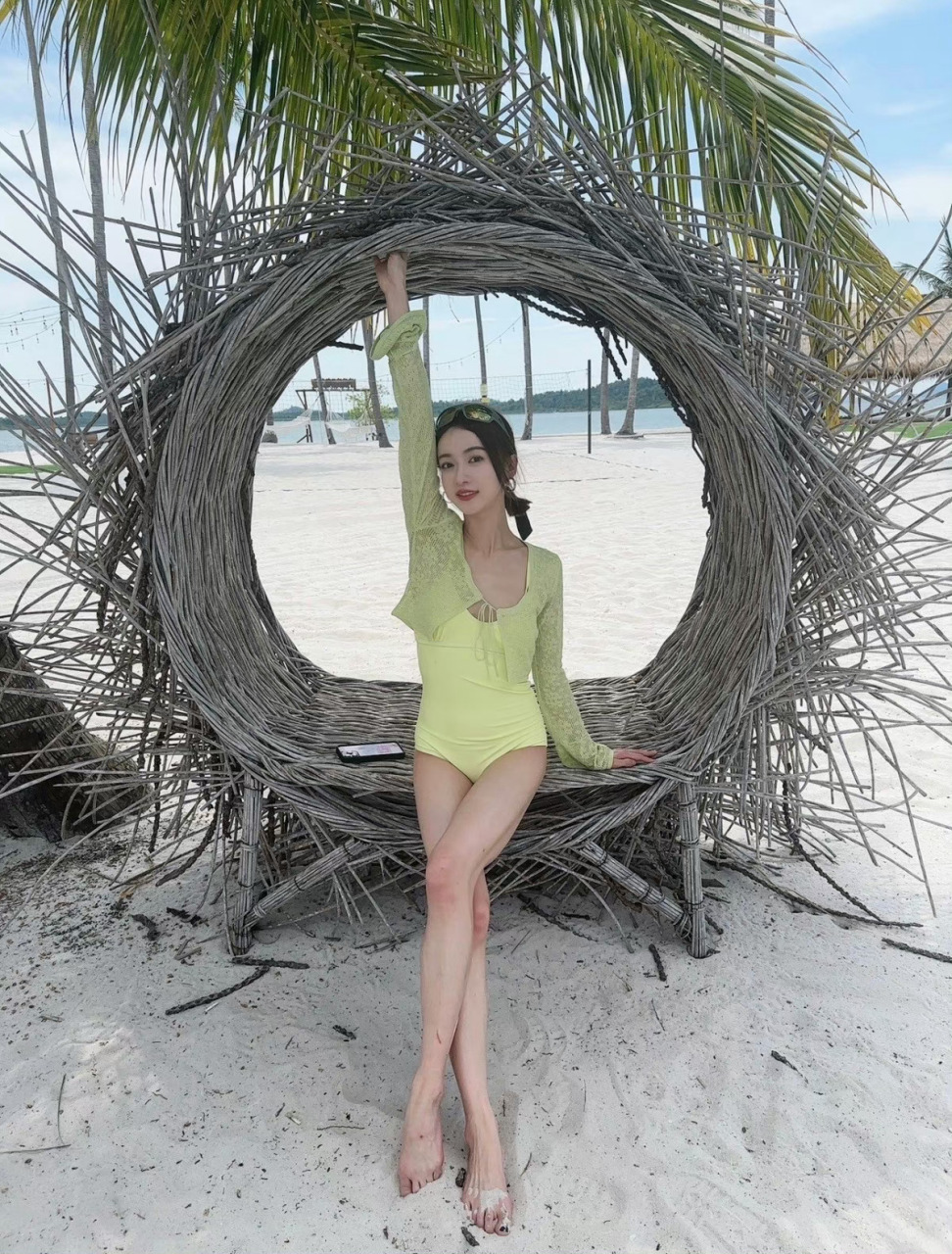 吴谨言,沙滩嫩绿泳装93