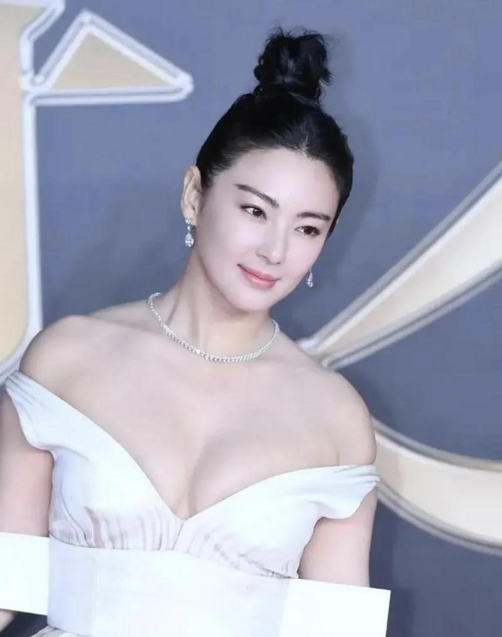 张雨绮一直被称为性感女王,这不仅是因为她的火辣身材太过性感,还是
