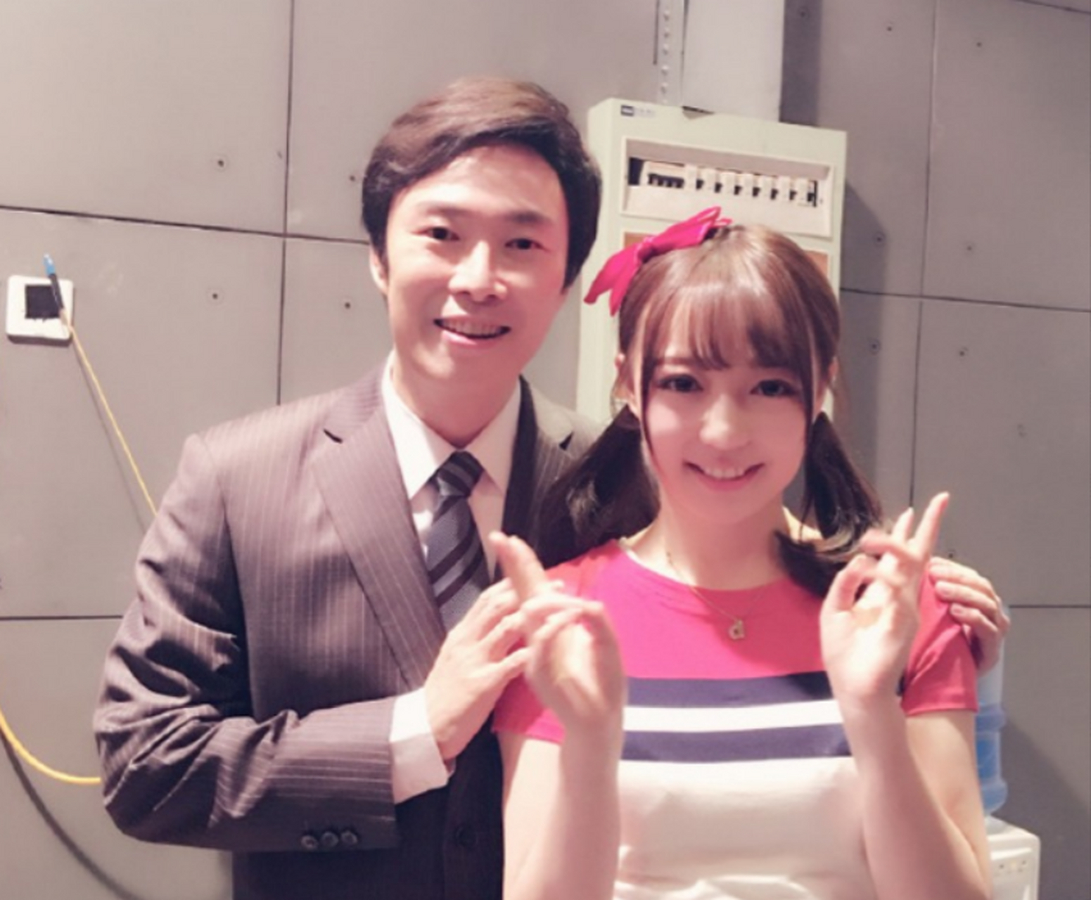 1981年,费玉清随女友安井千惠来日本拜访父母,来的第一天晚上女友气