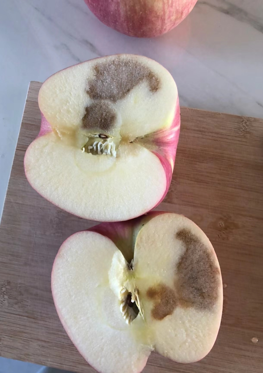 有些人抱着"切掉烂掉的部分一样吃"的心态,烂水果会产生亚硝酸盐,使人