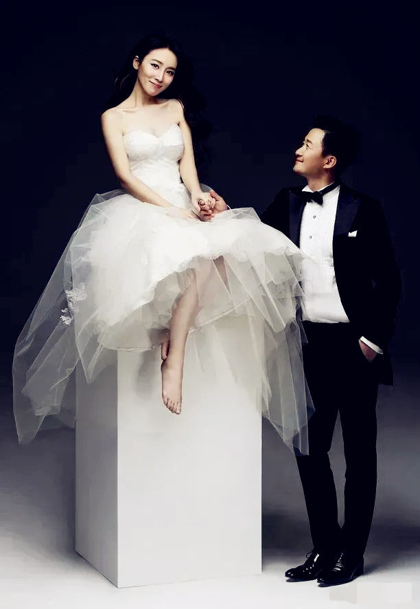 第一次看吴京和谢楠的婚纱照,长发的谢楠好女人,好有气质,不愧是战狼