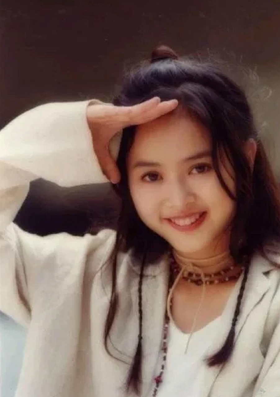 1995年,香港富商陈柏浩为了追求22岁的玉女叶蕴仪,不惜壕掷800万买