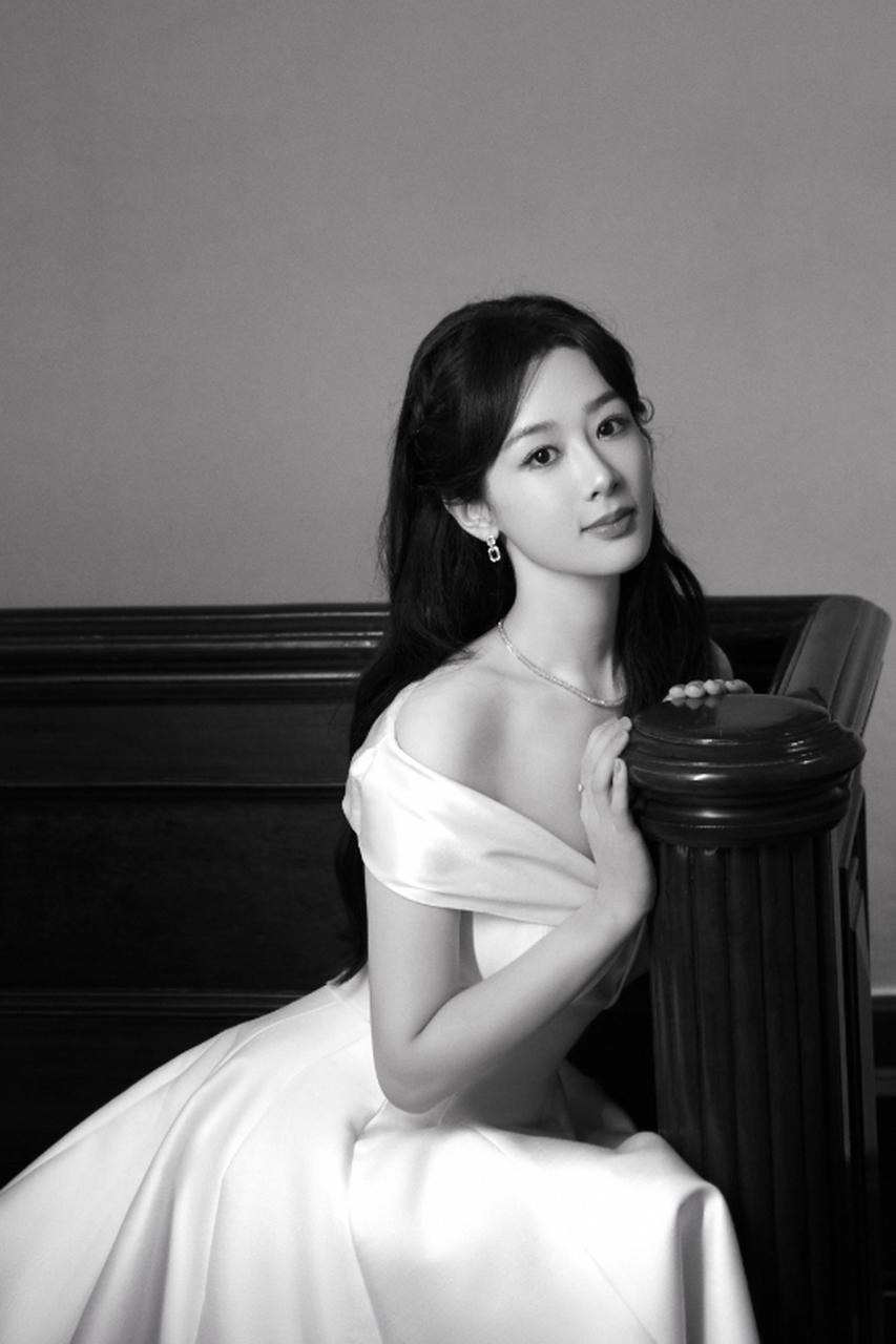 花容月貌的#杨紫# 纤瘦苗条的身材,婀娜多姿;丰韵傲人的事业线,凹凸有