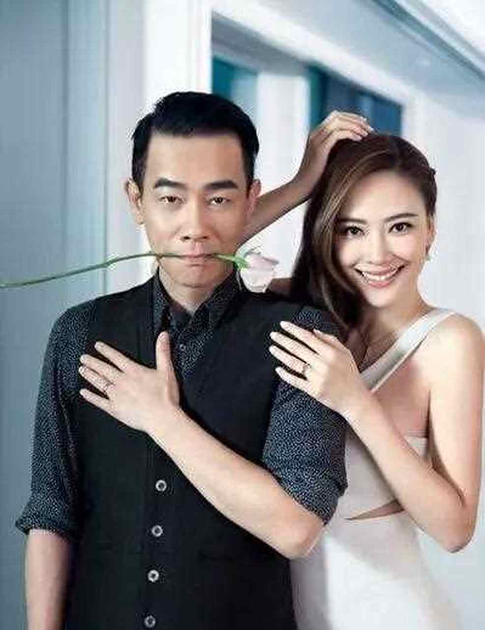 当年,应采儿带着比自己大16岁的男友陈小春回家,陈小春一进门就礼貌性
