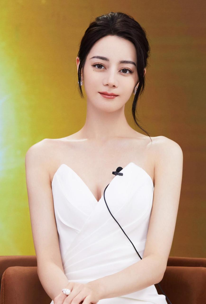 迪丽热巴身姿玲珑翘二郎腿坐姿优雅高